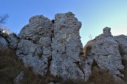 21 La Madonnina tra le rocce, la croce in alto